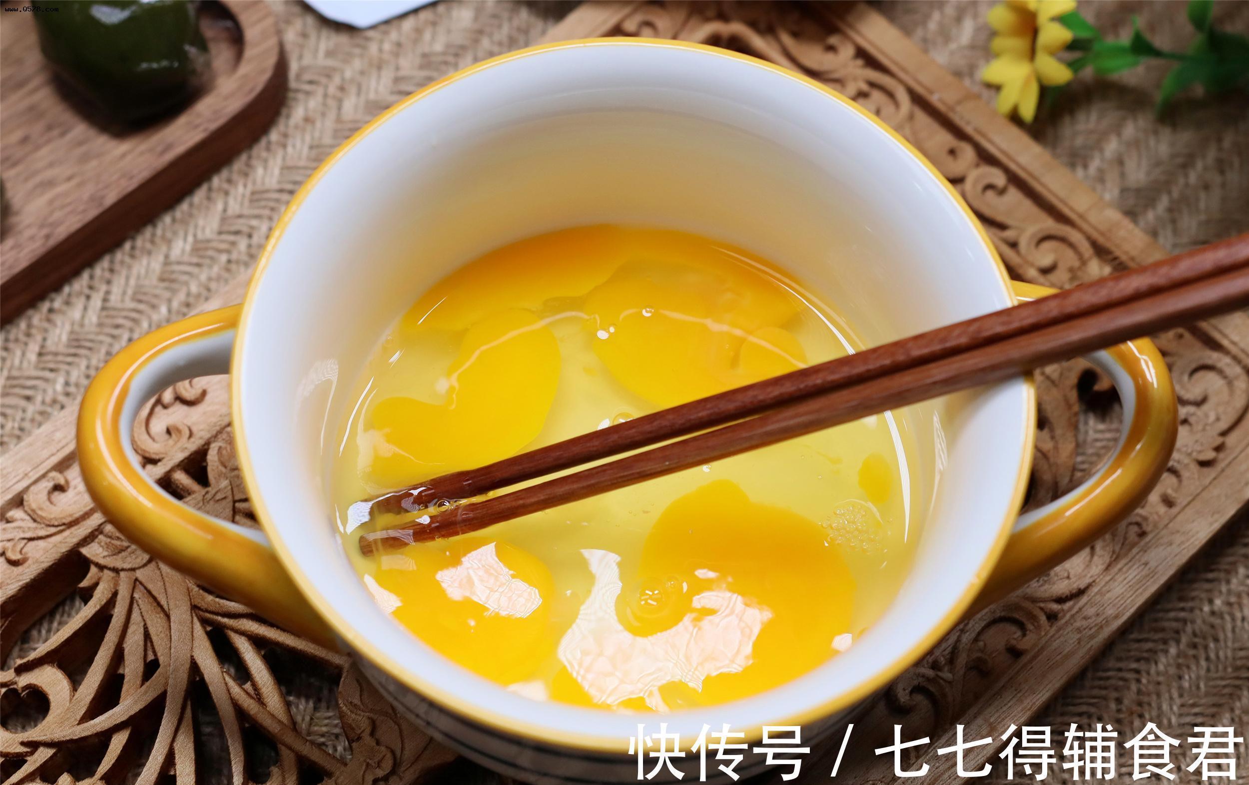 炸馒头片不要直接裹蛋液，多加1步，馒头片外酥里嫩，吃着不油腻