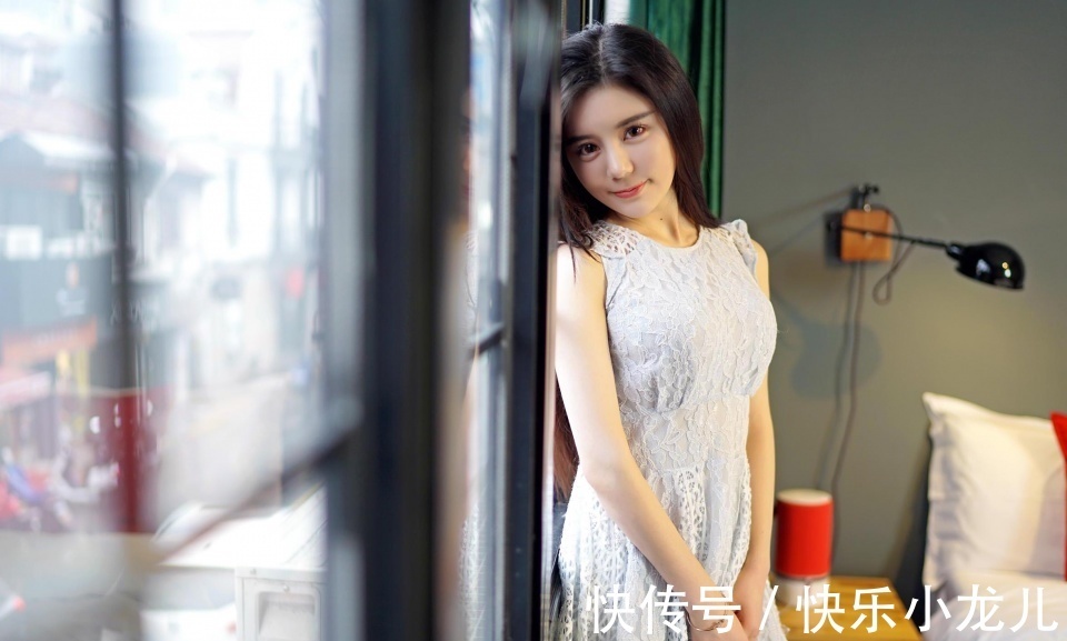 高跟鞋|小姐姐身穿淡蓝色连衣裙,显得前卫又时尚
