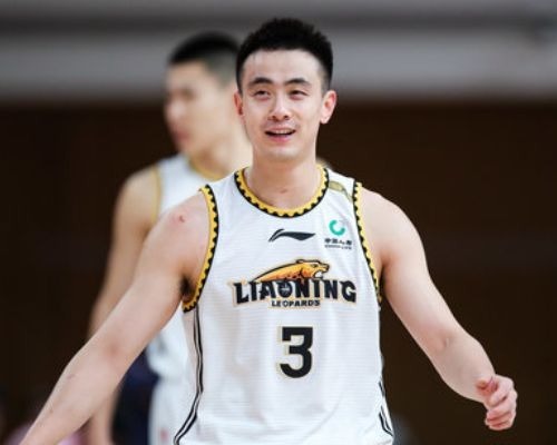 篮协|争议!辽篮入住4星级酒店,2人一间床太小,赵继伟:我很无语