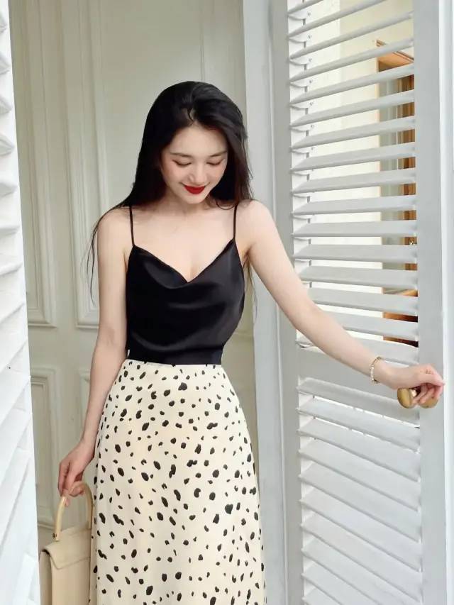 野性|个性的豹纹半裙,跟纯色吊带很般配,造型优雅带点小野性 !