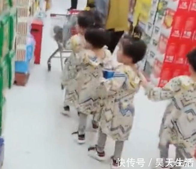 爸爸|四胞胎和爸爸一起逛超市,四个小家伙依次排开跟在爸爸的后面