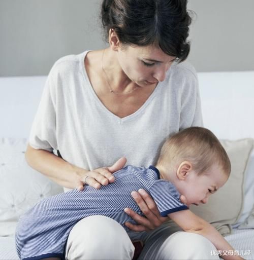 满月宝宝戴五只金戒指,玩着玩着误吞一只,家长这么不走心?