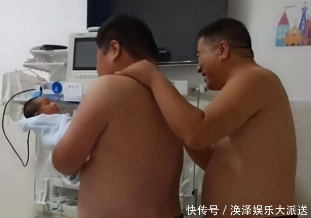 猪八戒|爸爸和舅舅抢着抱新生儿火了,画面太喜感,像极了猪八戒看人参果