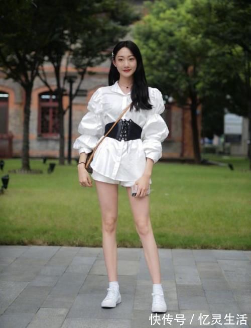 蕾丝|街拍：如何把热裤穿得更时髦，15套潮人街拍，半个月穿搭都不重样
