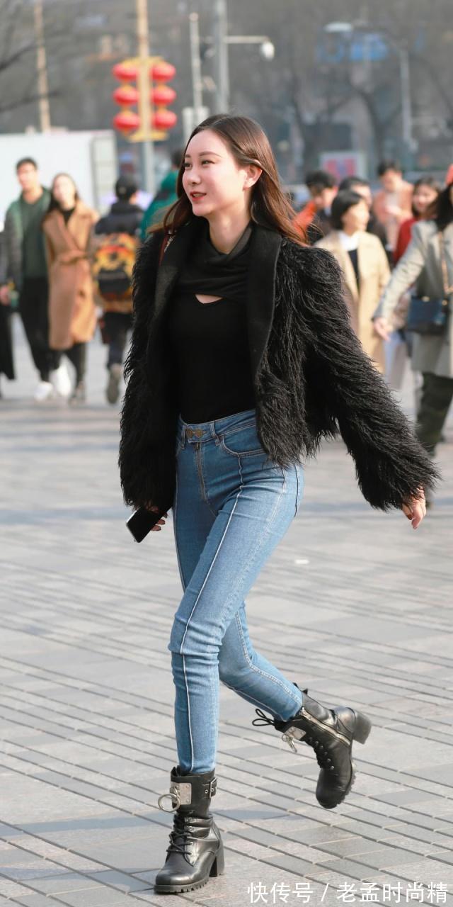 牛仔裤 街拍:美女牛仔裤搭配黑色皮草上衣,轻松穿出时尚的潮女范!