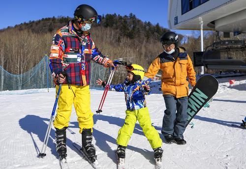 滑雪场|图说在│东北雪季全面开启，各大滑雪场相继“开板”营业