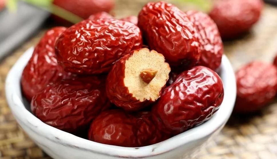 韩医师|提醒大家:黄芪泡水当茶喝,一次放几克才好?很多人不清楚