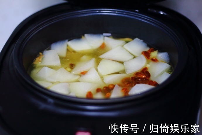 寒冷天炖一锅排骨萝卜汤,做法简单,味道鲜美,家人喝了开胃顺气