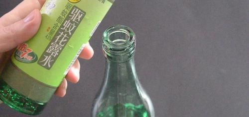 卫生间|卫生间放一个白醋玻璃瓶真厉害,一年省下不少钱,全家人都夸好