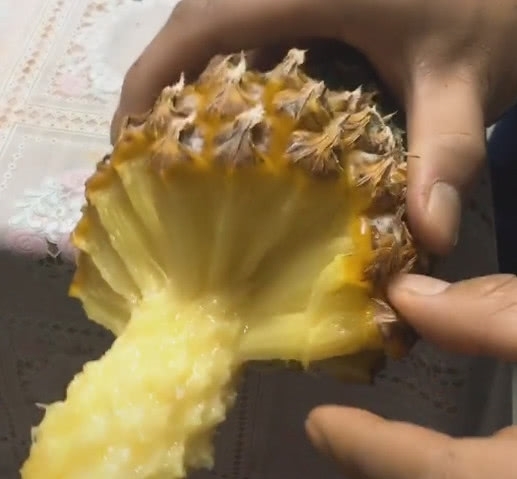 吃菠萝真的不用削皮!水果摊大姐教你一个方法,原来吃错了20年