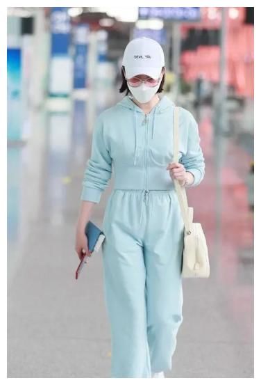 女人到了中年，切忌穿这2个颜色，多穿另外6个，更能显白减龄