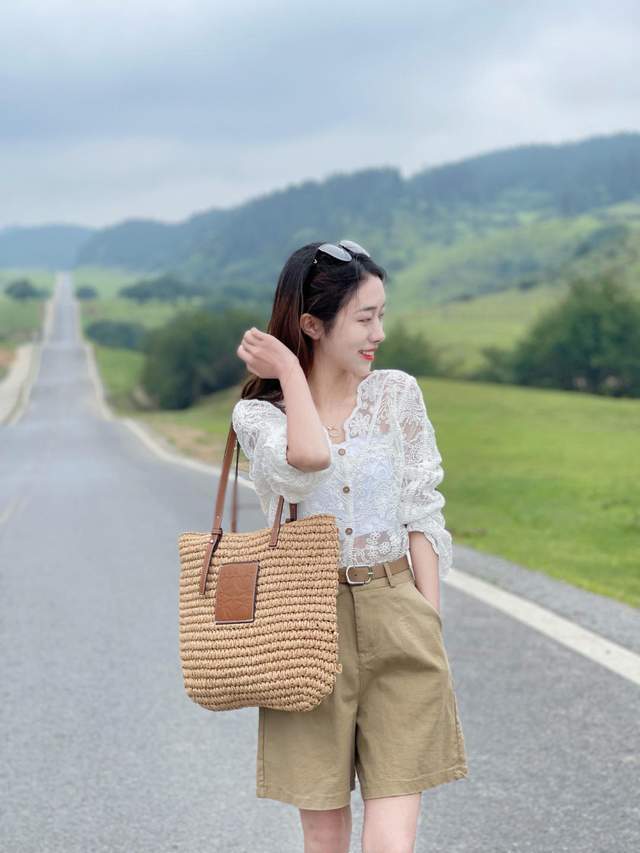 下半身|气质不分年龄,蕾丝小开衫+卡其色短裤,性感又有女人味