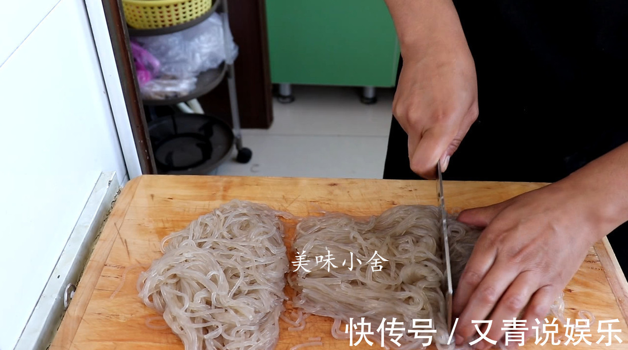 猪肉和粉条别再乱炖了，教你个农村特色吃法，一做一大盆不够吃