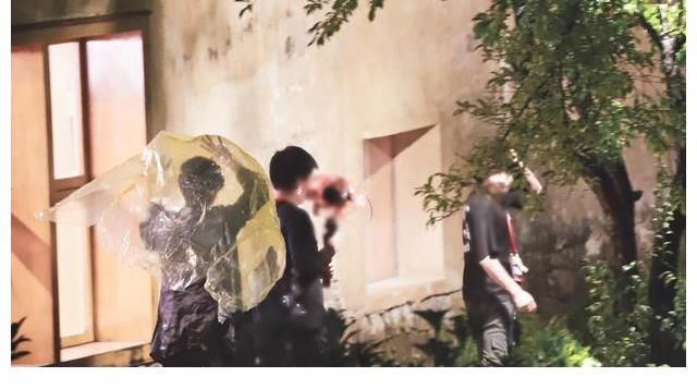 合照|《奇藝劇本鯊》殺青，王源在合照中存在亮眼，而橫幅口號(hào)土氣滿滿