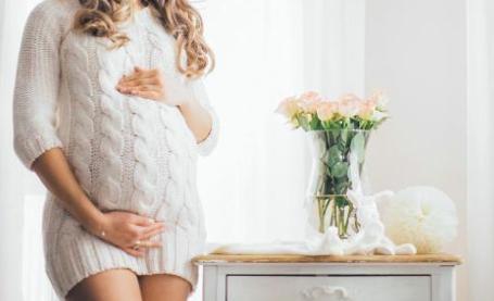 拍摄|95后孕妈朋友圈晒“孕妇照”,评论区七嘴八舌,二姨:伤风败俗