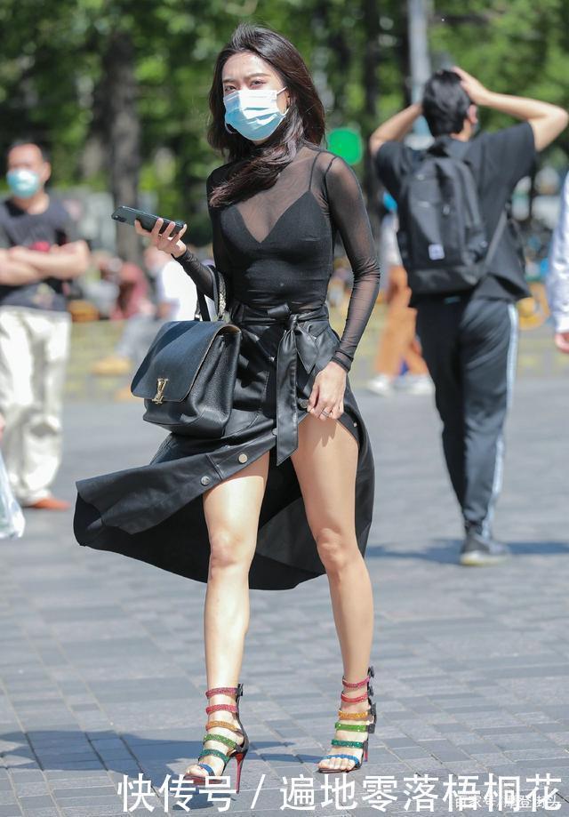 女孩|微胖女孩原来也可以这样穿,黑色连衣裙搭尖头高跟鞋,美丽又大方