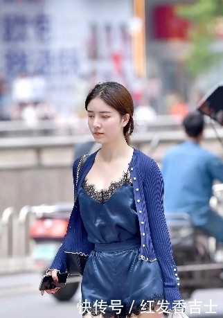 女生|清凉街拍:一个低胸装配披风的时尚女生,你喜欢这样的女生吗