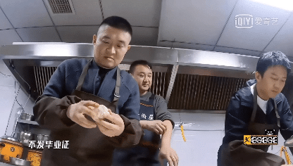 五哈版特色美食新鮮出爐！鄧超苗阜手做 biangbiang 面饞哭眾人？