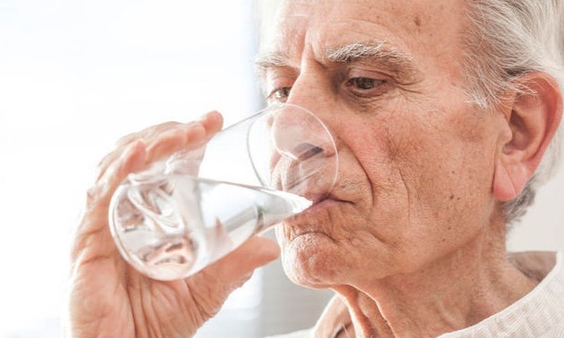 衰老|早起一杯水,你的脾肾就是如此喝衰老的,很多人还以为是养生