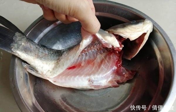 无论煮什么鱼，直接下锅大错特错，少了这1步，鱼汤不鲜，腥味浓