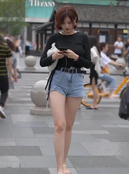 长袖|小姐姐穿黑色长袖圆领T恤，搭配“破烂”款牛仔裤，尽显青春气息