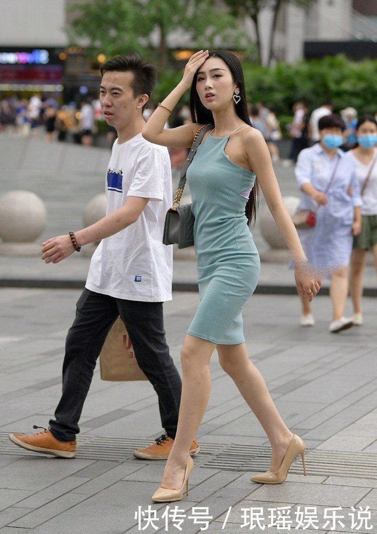 穿修身挂脖裙舒适又显身材，太亮眼了吧