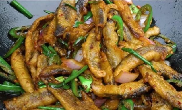 终于找到泥鳅的正确做法,一个小诀窍,不腥不苦,鲜香酥脆超下饭