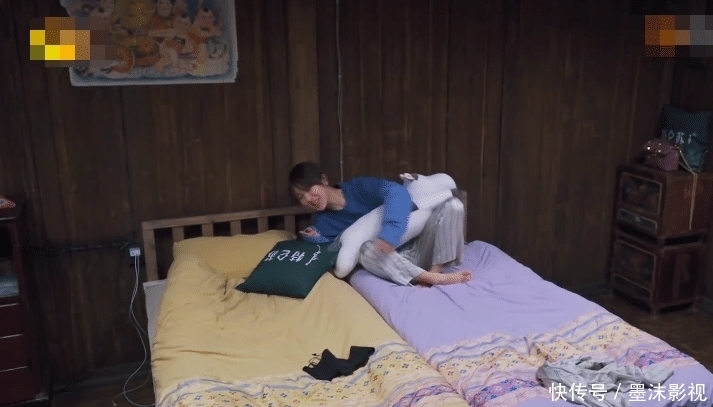 公关 张艺兴发现与杨紫撞睡衣,连忙跑回房间,随后举动让粉丝们笑翻!