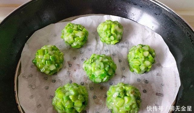 小饼|夏季多给孩子做这个吃，食材拌匀团成饼，上锅蒸一蒸，好吃营养高！