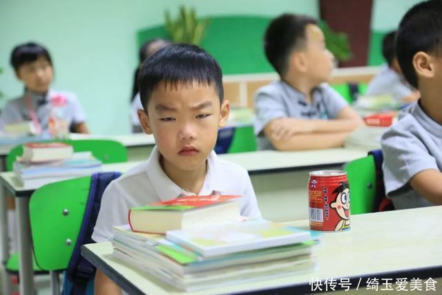 开学第一天：这位家长请把你的笑容收敛一下