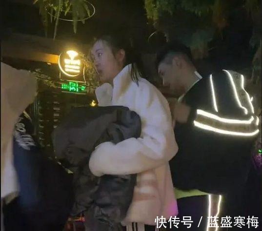 一滴酒|恭喜中国女排,世界级主攻手伤病恢复良好,和痞帅丈夫在酒吧庆祝!