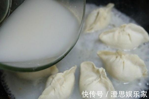 饺子放水煮来点新花样冰花煎饺,焦脆吃起来可香了