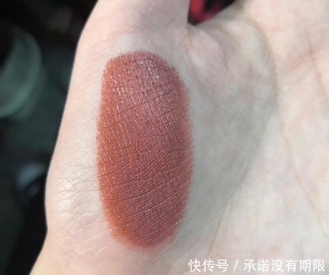 一看就是“直男癌”的四只口红,别再让男友送了,显黑太难看!