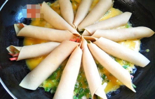 3个鸡蛋，2张豆腐，独特做法，3分钟出1张大饼，解决全家人的早餐