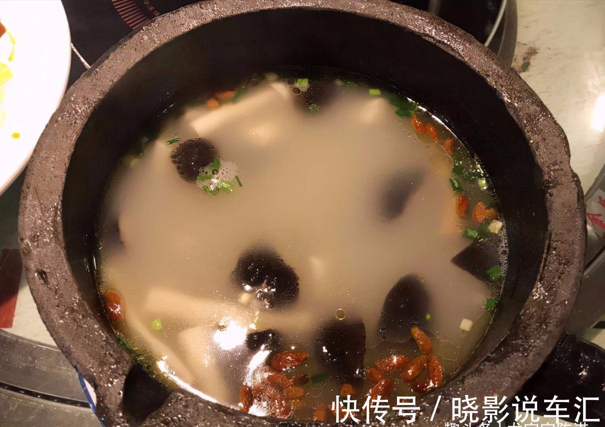 请公公婆婆吃饭,点了13个菜,吃掉1个月生活费,您觉得值吗?