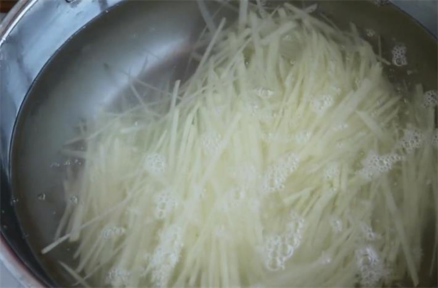 好吃|难怪饭店的酸辣土豆丝那么好吃，大厨教你一招，酸脆爽口又下饭