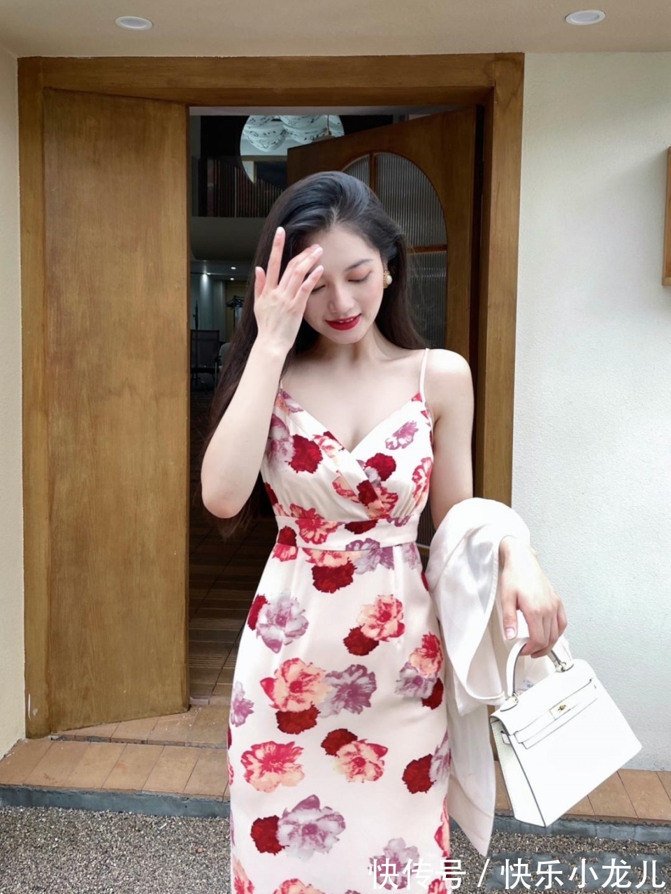 吊带|时尚穿搭,吊带搭配交叉V领的设计,彰显成熟女性的时尚魅力
