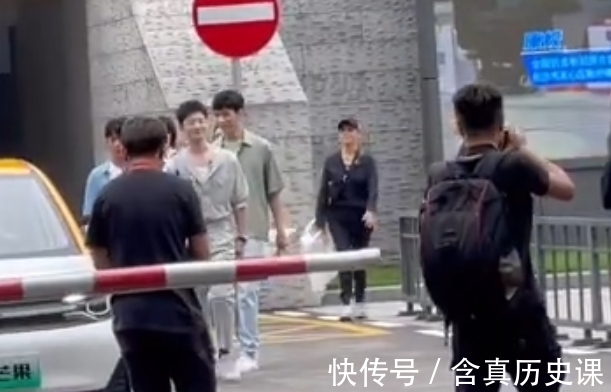 路透|龚俊姚安娜录《中餐厅》被偷拍,这是眉来眼去?