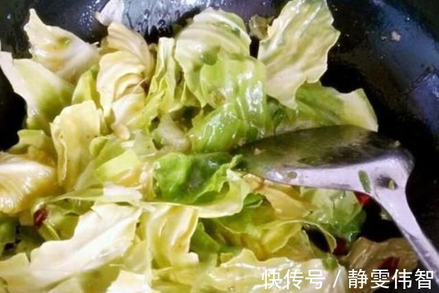 包菜不能直接放油炒,教你正确做法,包菜脆嫩入味,营养不流失