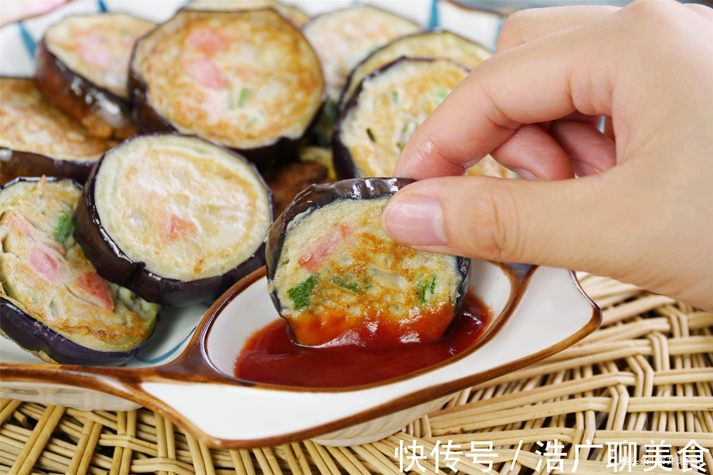 夏天|夏天,我家爱吃的“茄子饼”,简单省事,早餐能吃五六块,真香呀