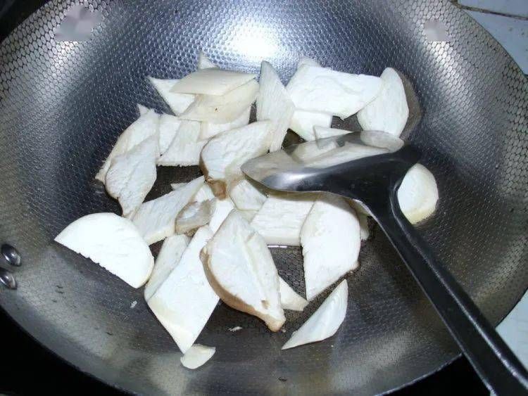 买杏鲍菇时，该挑大的还是小的？菜贩子透露，今后别再乱买了