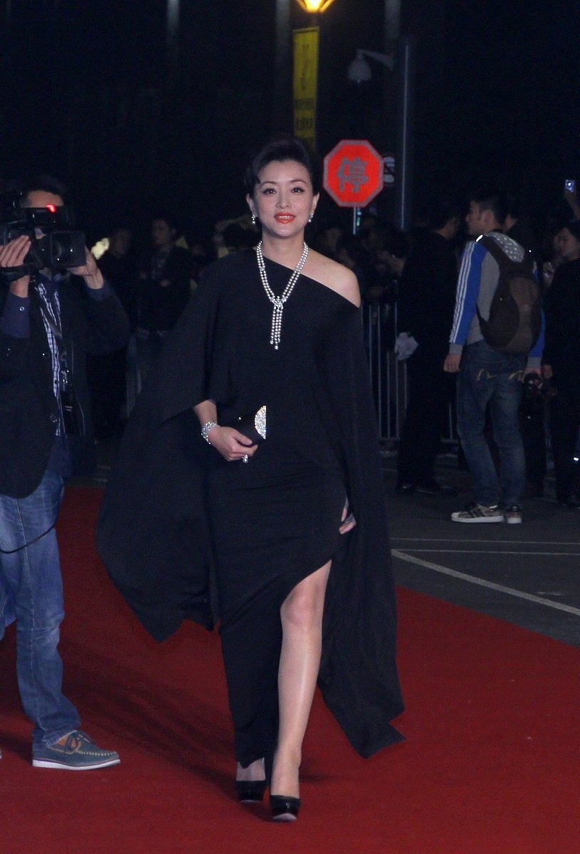 洋气|杨澜:腹有诗书气自华,一袭黑色斜肩连衣裙高级洋气,气质端庄