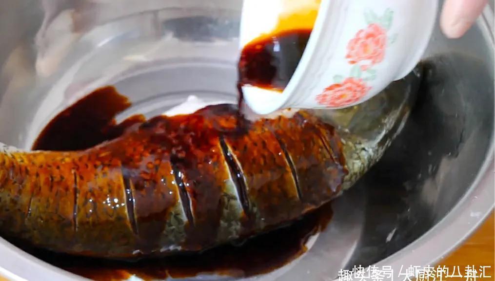 把一整条鱼放进电饭锅里，头一次见这种做法，鱼肉出锅后满屋飘香