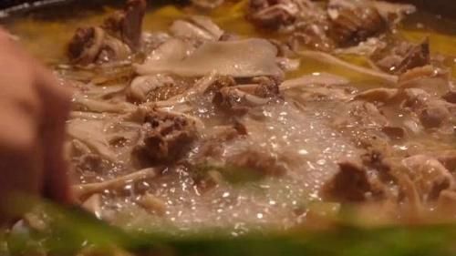 彝族|坨坨肉,松茸鸡汤,苦荞面包,也是彝族人宴请客人必备的美食之一