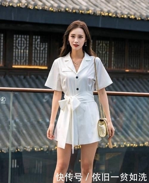 美女穿一款白色衬衫裙,西装领设计显得大气优雅