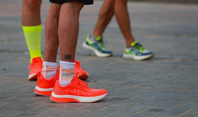 碳板跑鞋 新鞋谍照看个够!安踏又出新科技,匹克碳板跑鞋终于变帅了!