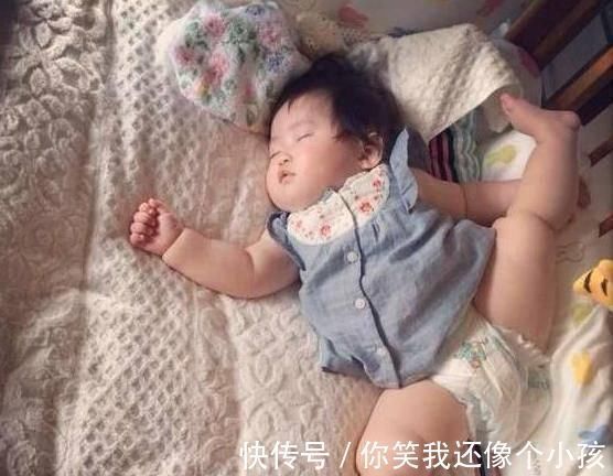 宝宝|妈妈掀开被子,被宝宝“奔月”睡姿笑趴,网友:是你吗?嫦娥仙子