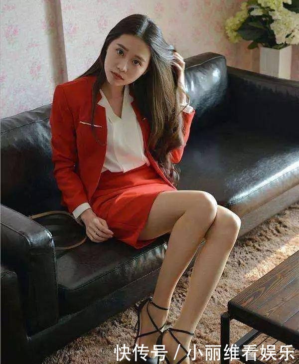 美女脚上搭配一双小高跟鞋,穿起来更加的显高,穿出时尚的效果