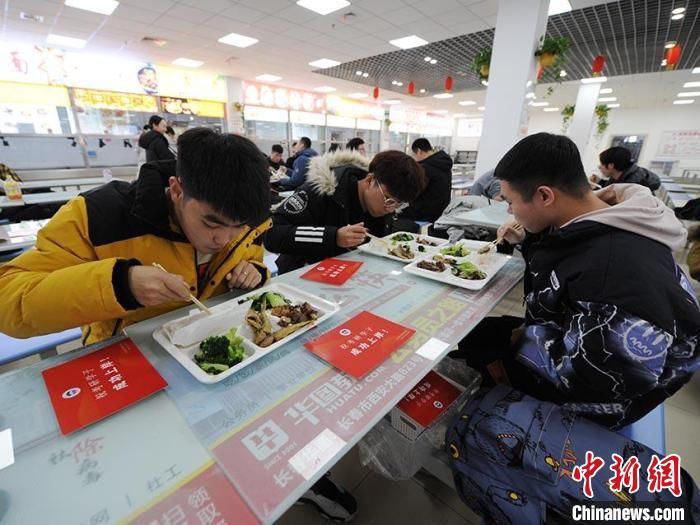 铁锅炖大鹅|长春一高校制作铁锅炖大鹅 预祝考研学子成功上岸