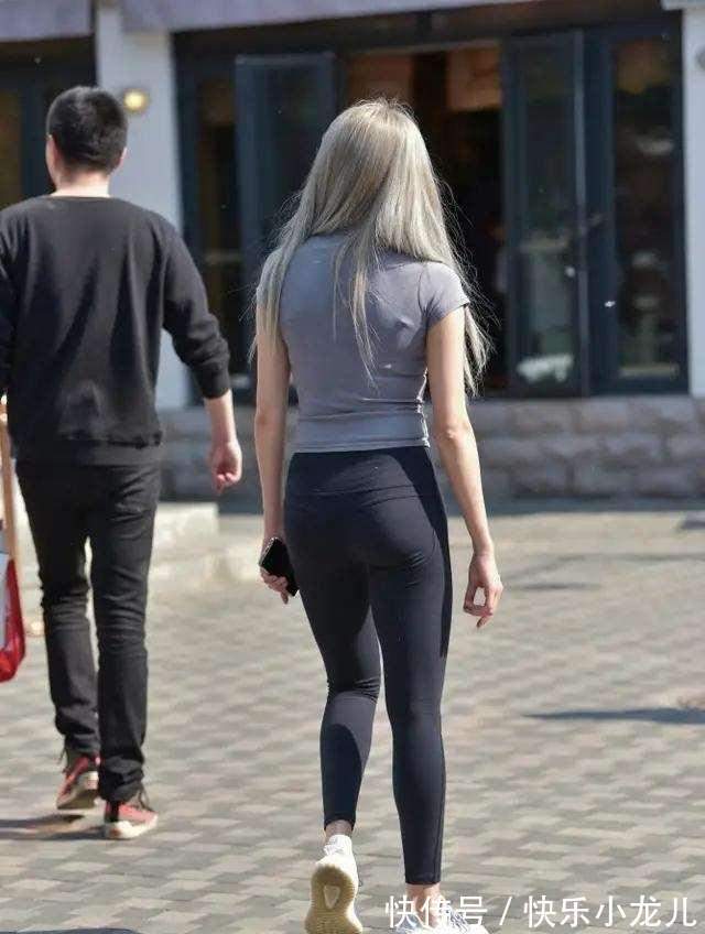 印花 穿上塑造身形的打底裤,彰显名模般的气质,更加惬意